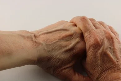 prominent-hand-veins-due-ageing