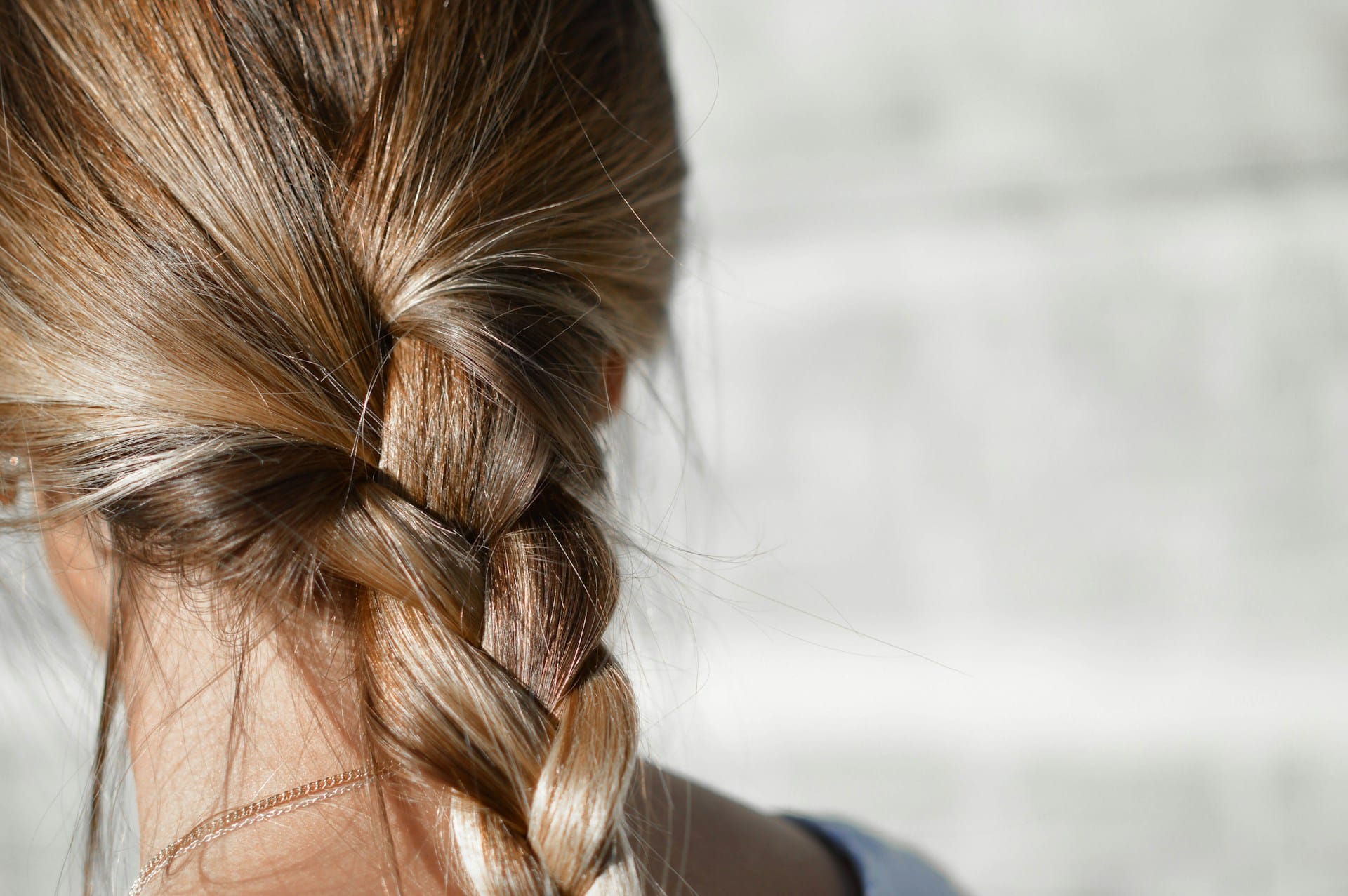 Addressing Postpartum Hair Loss: Solutions for New Mothers